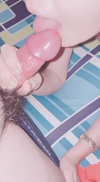 Vợ dâm thèm cặc,e liếm đầu khấc mút trụ dùng tay xoa dái cực điêu luyện